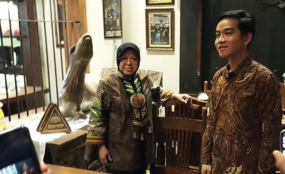 Wali Kota Surabaya Tri Rismaharini saat bertemu Gibran Rakabuming Raka, putra sulung Presiden Jokowi di Solo (Foto: Farizal Tito/jatimnow.com)