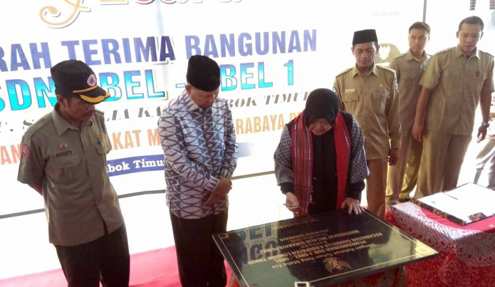 Wali Kota Surabaya Tri Rismaharini meresmikan bangunan SD di Lombok Timur, NTB