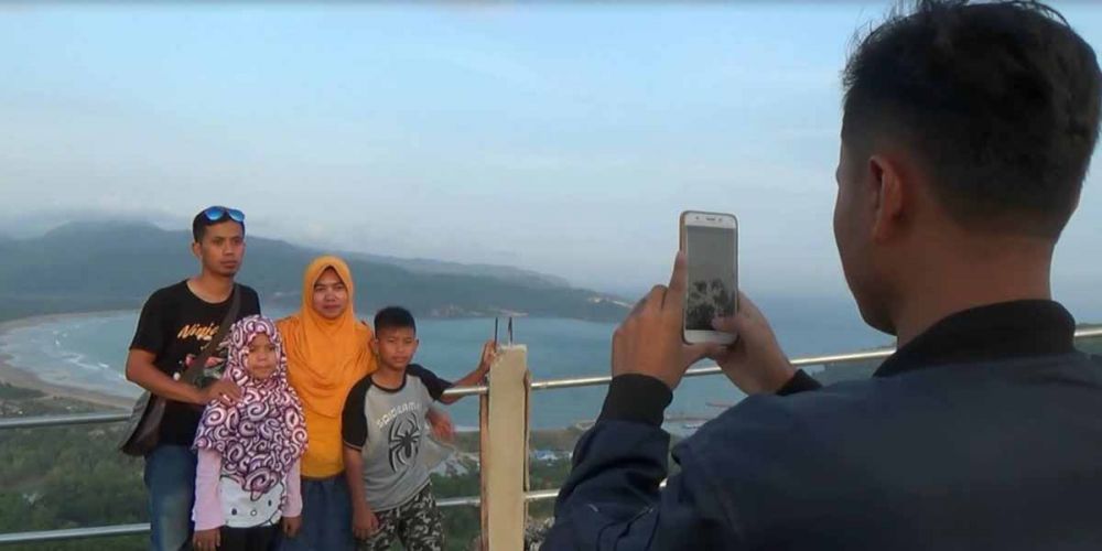 Bukit Sentono Gentong Pacitan, jadi tempat indah untuk berfoto bersama