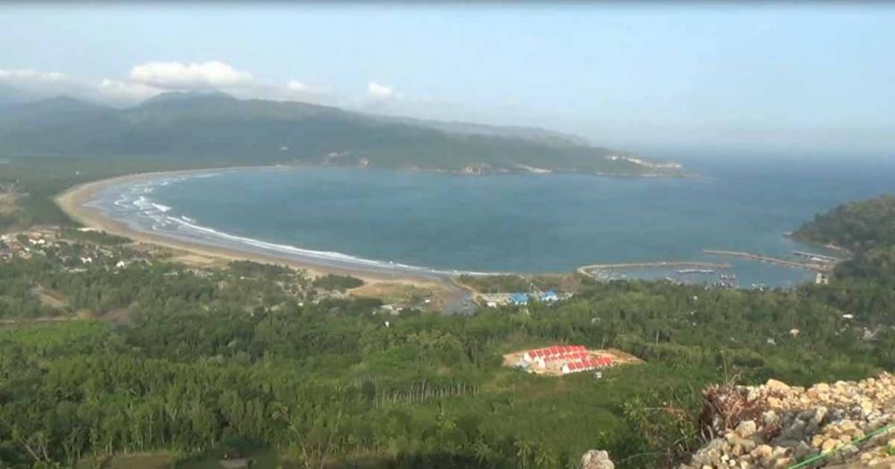 Hamparan laut dilihat dari Bukit Sentono Gentong