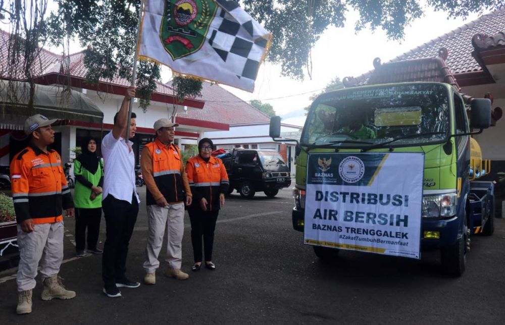 68 truk tangki berisi air bersih diberankatkan menuju beberapa titik di wilayah Kecamatan Panggul, Kabupaten Trenggalek
