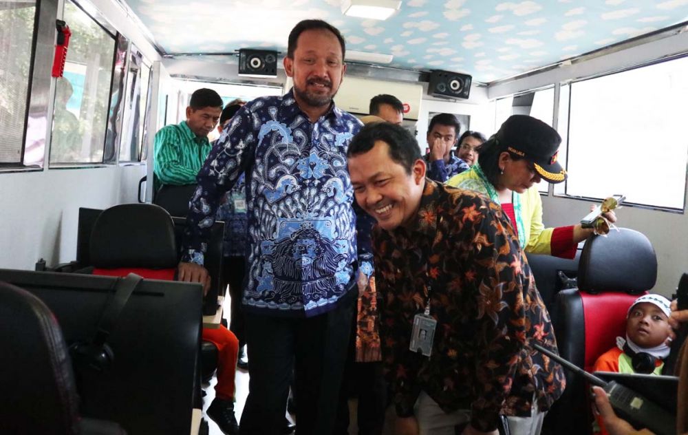 Bupati Ipong melihat sosialisasi antikorupsi di Bus KPK