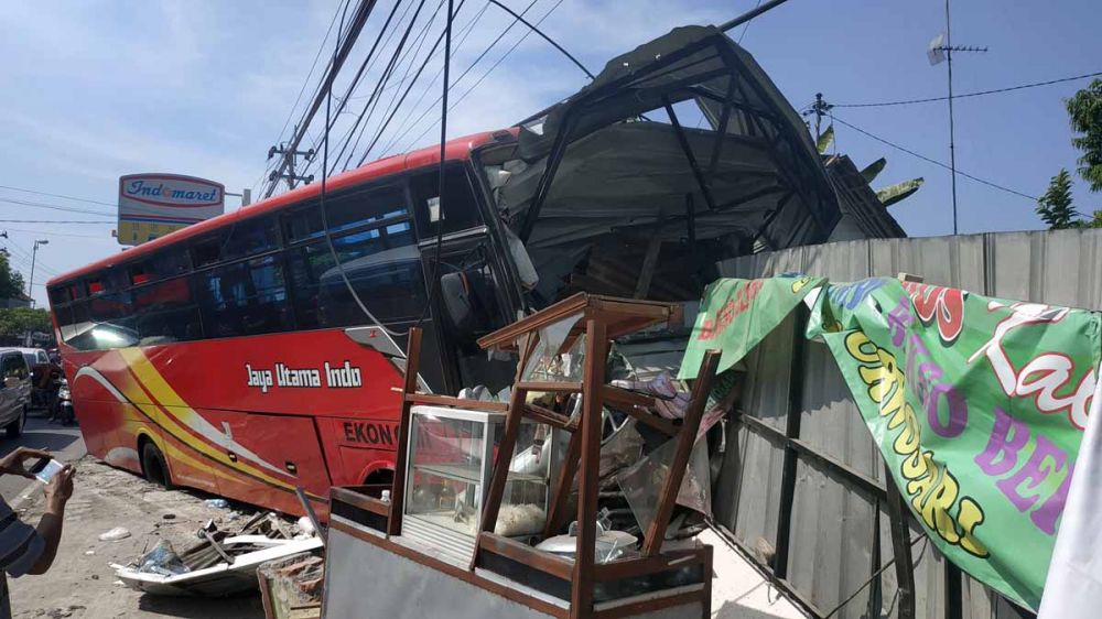 Bus Jaya Utama menabrak tiga bangunan di Bojonegoro