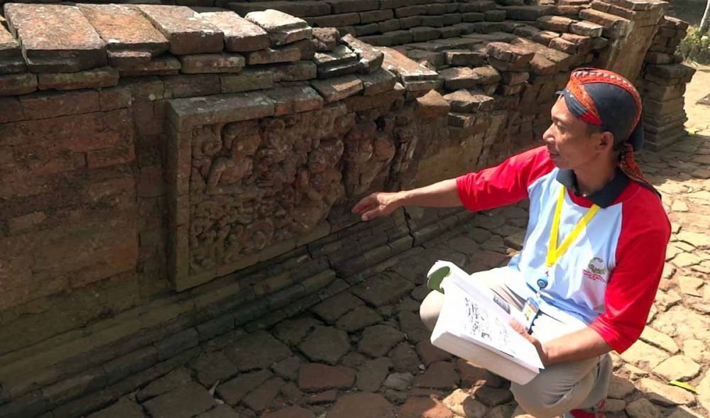 Suyoto, Juru Pelihara Candi Mirigambar menunjukkan relief yang ada pada candi tersebut