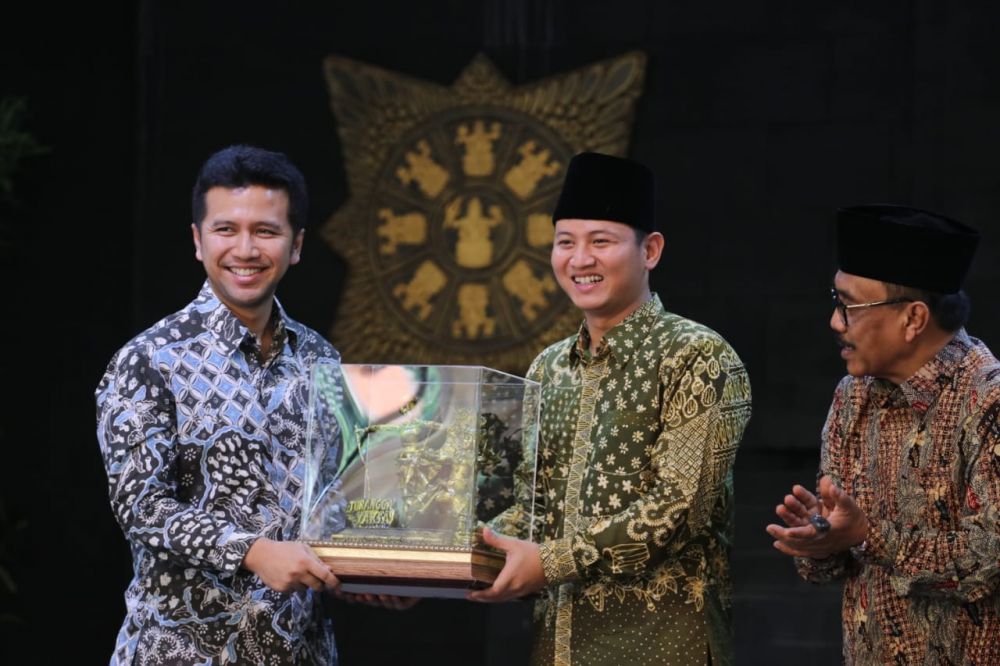 Bupati Trenggalek Cak Ipin menerima penghargaan dari Wagub Jatim Emil Dardak
