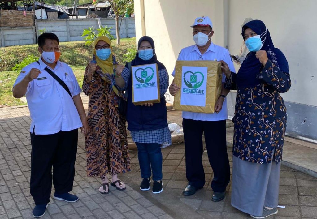 Camelia Habiba (tengah) saat membagikan sejumlah alat yang dibutuhkan untuk pemulasaran jenazah ke Dinsos Surabaya