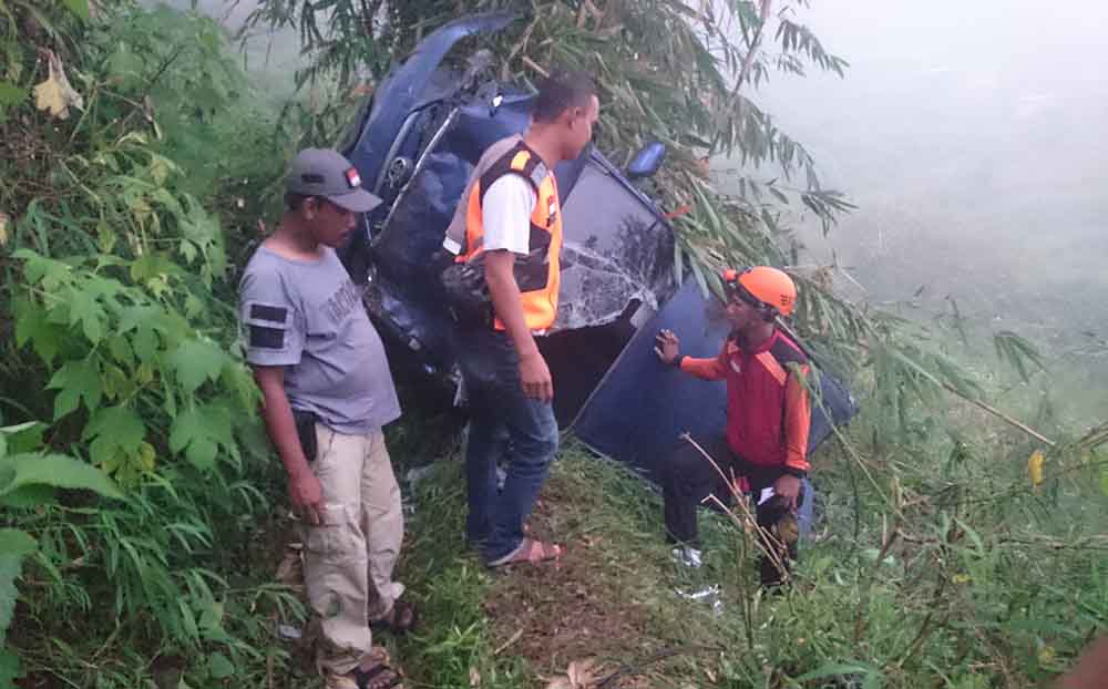Kondisi mobil Avanza yang terjun ke jurang di Jalur Cangar, Pacet Mojokerto