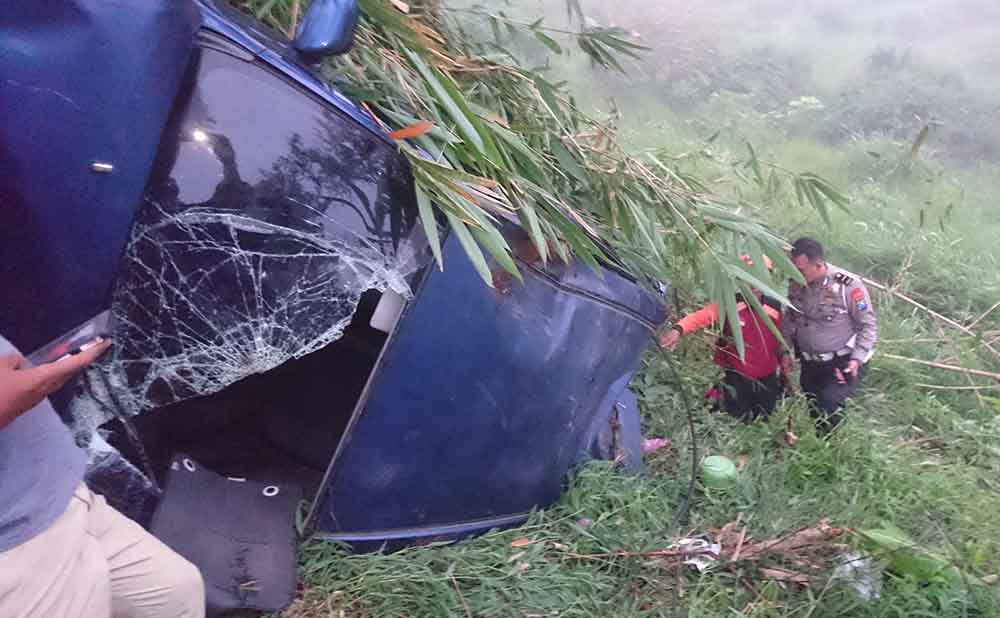 Polisi memeriksa kondisi mobil Avanza yang terjun ke jurang Jalur Cangat, Pacet, Mojokerto