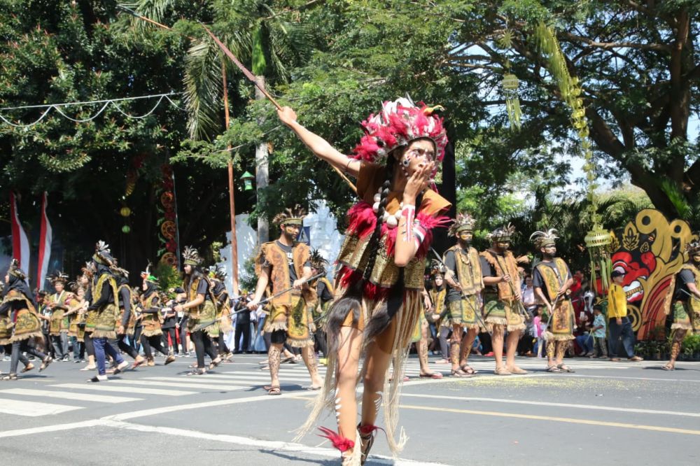 Atraksi salah satu peserta Karnaval Kebangsaan Banyuwangi