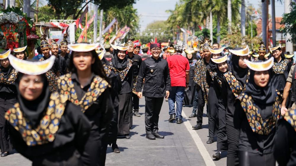 Bupati Anas memberikan semangat kepada para peserta Karnaval Kebangsaan Banyuwangi