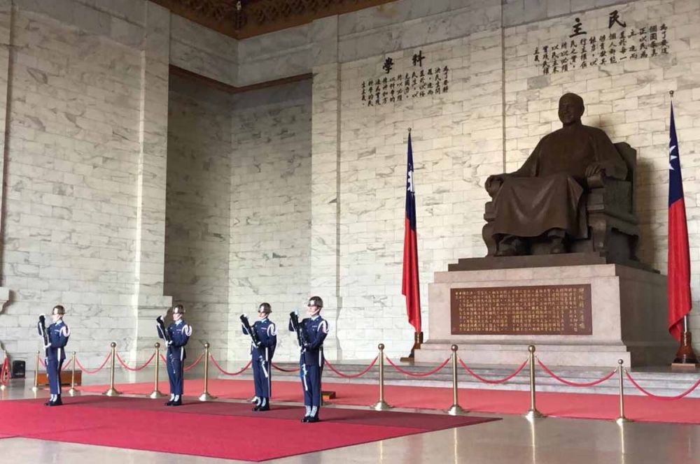 Pasukan menjaga ketat patung Chiang Kai Shek