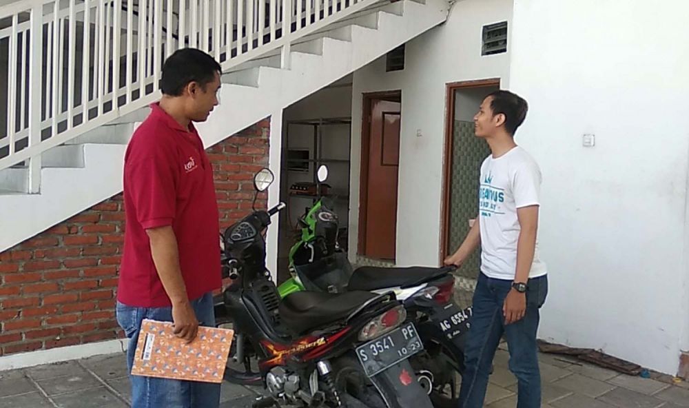 Korban menunjukkan lokasi parkir motornya sebelum dicuri