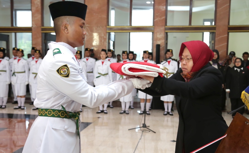 Wali Kota Risma menyerahkan bendera merah putih kepada komandan Paskibraka/Foto: istimewa