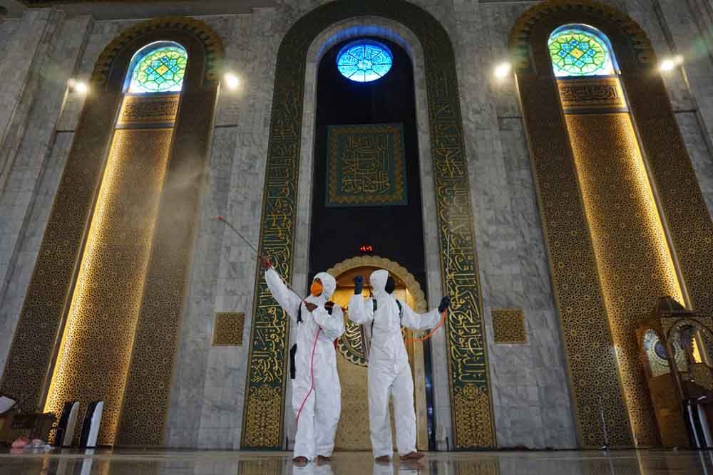 Penyemprotan disinfektan di Masjid Al Akbar Surabaya beberapa waktu lalu (Foto: Fajar Mujianto/jatimnow.com)