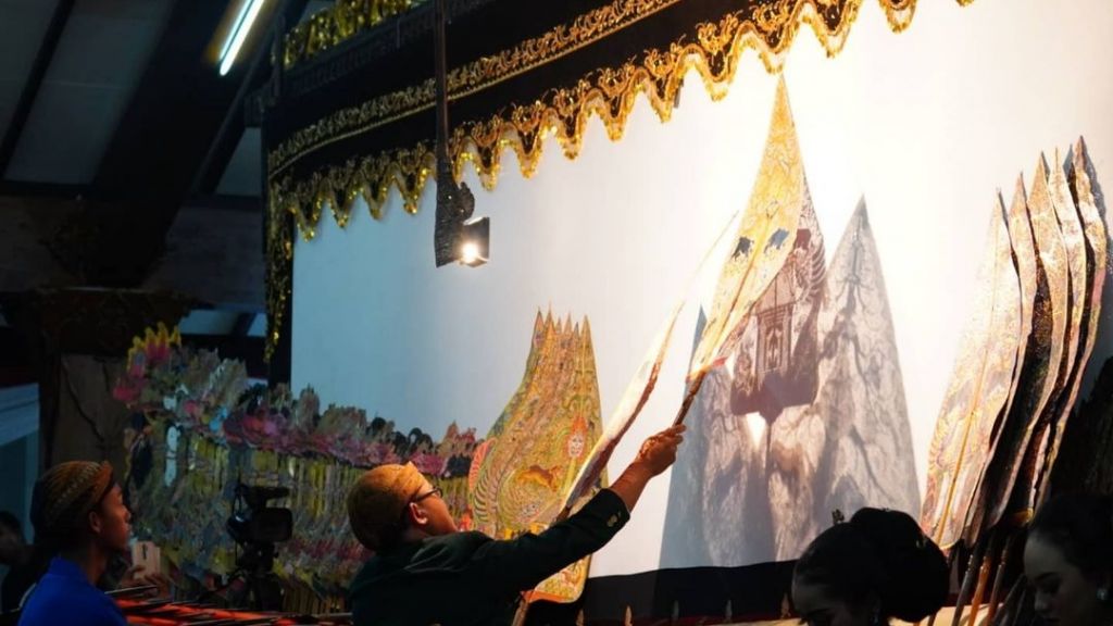 Dalang oleh Ki Puput Eko Saputro, dalam gelaran wayang kulit di rumah dinas Wali Kota Batu. (Foto: Istimewa)