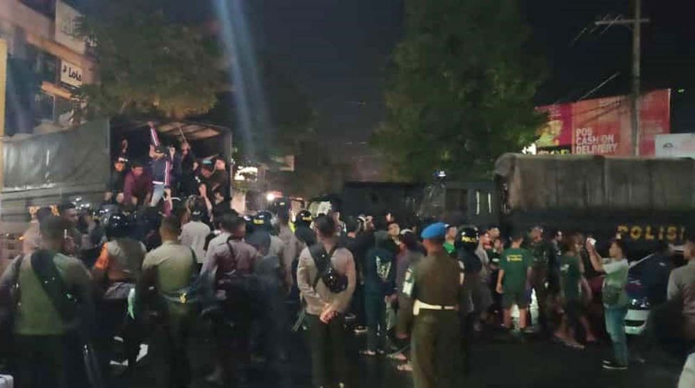 Sejumlah suporter dievakuasi menggunakan truk untuk diantar ke tempat asalnya