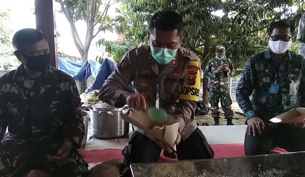 Kapolres Mojokerto AKBP Feby Hutagalung saat berada di dapur umum untuk warga terdampak Covid-19