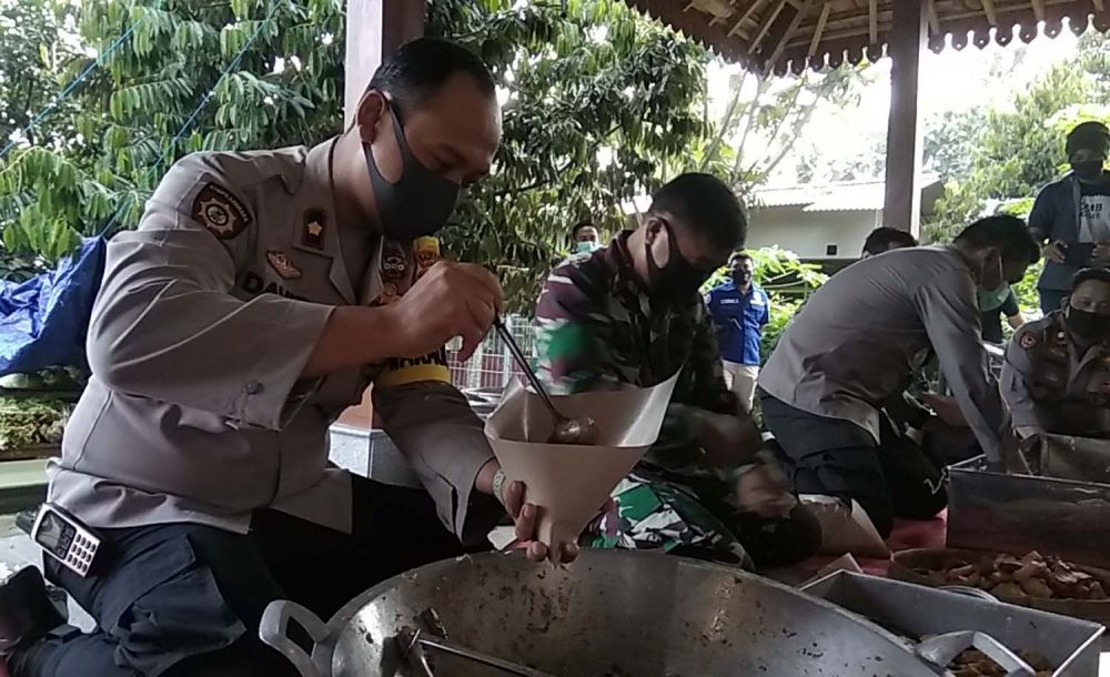 Wakapolres Mojokerto Kompol David Triyo Prasojo saat berada di dapur umum untuk warga terdampak Covid-19