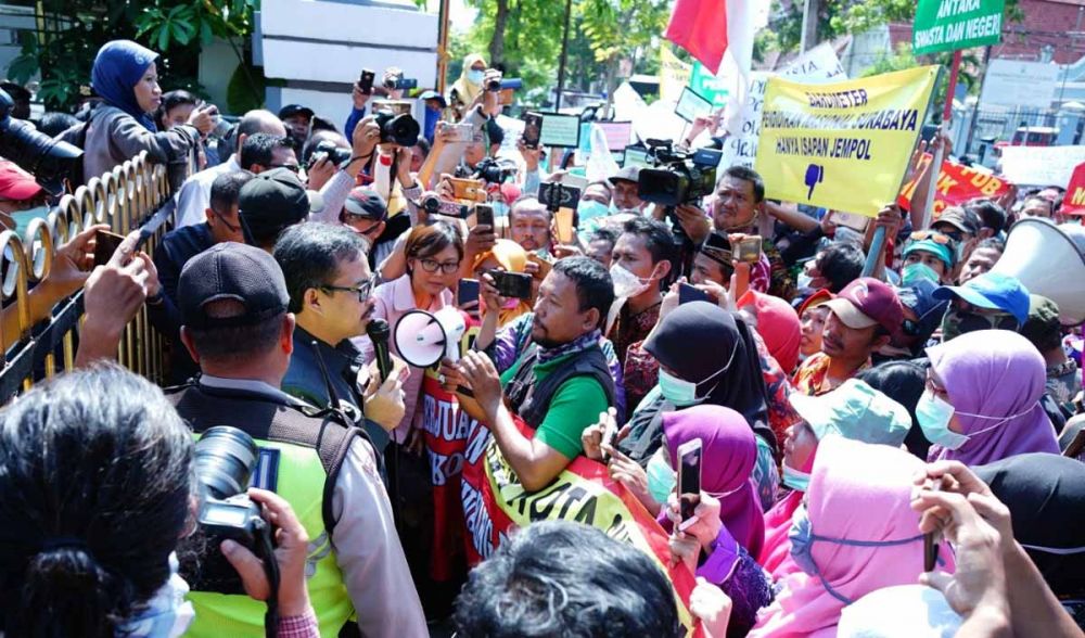 Ratusan guru SMP swasta menggelar demo di Balai Kota Surabaya