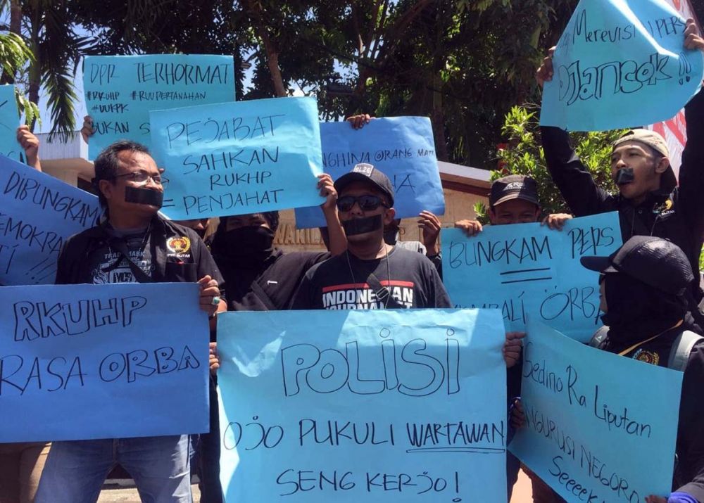 Para jurnalis di Blitar Raya menggelar aksi dengan mulut terlakban