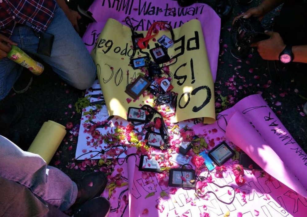 Para jurnalis di Surabaya gelar tabur bunga di atas ID Press mereka