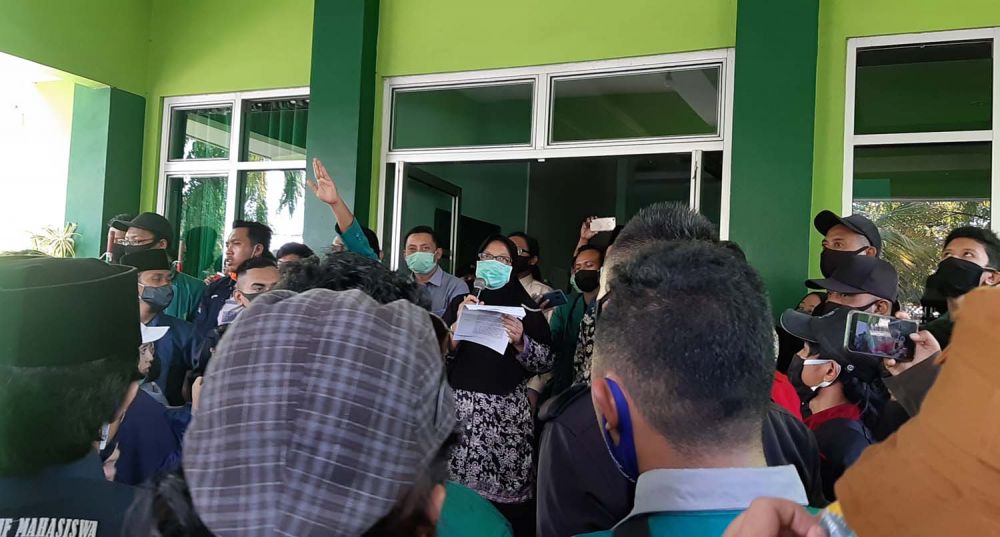 Rektor IAIN Ponorogo Siti Maryam Yusuf saat menemui para mahasiswa