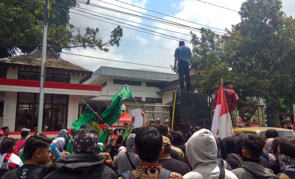 Para mahasiswa dari HMI demo di depan Gedung DRPD Kota Blitar