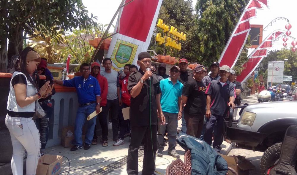 Sejumlah Pengurus KONI menggelar demo di depan Kantor Pemkot Mojokerto