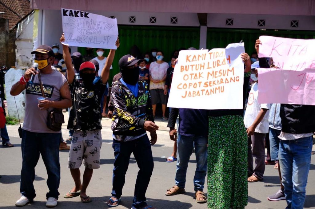Warga demo tuntut kades di Kota Batu dicopot