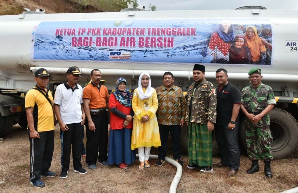 Novita Hardini Mochamad, istri Bupati Trenggalek Mochamad Nur Arifin usai mengikuti pendistribusian air bersih ke warga terdampak kekeringan