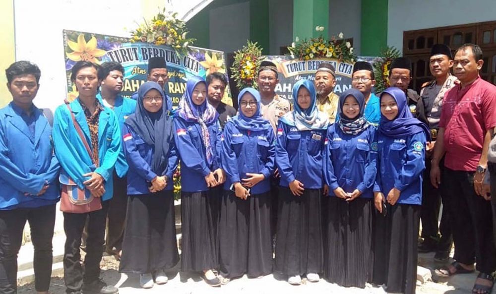 Para mahasiswa dan polisi setelah melaksanakan Salat Gaib di Magetan
