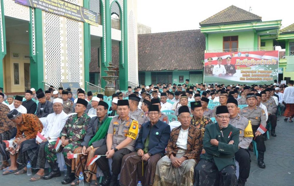 Semua elemen masyarakat Ponorogo mengikuti doa bersama dan istighosah