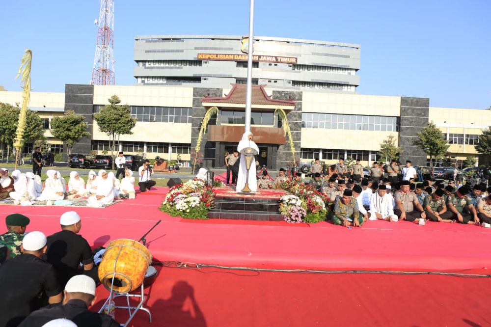 Gubernur Jawa Timur Khofifah Indar Parawansa juga hadir dalam doa bersama ini