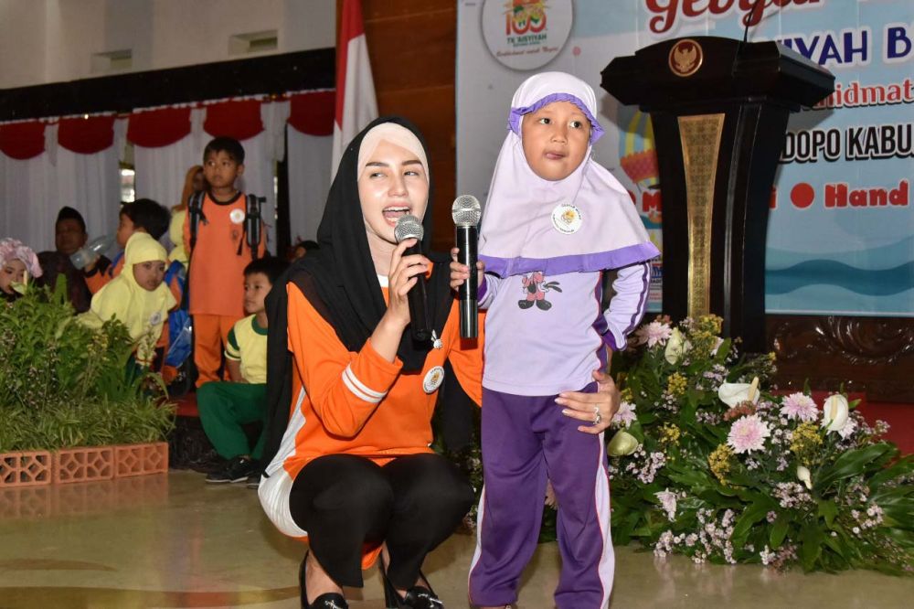 Novita, istri Bupati Nur Arifin menceritakan dongeng semut kepada para siswa TK Trenggalek