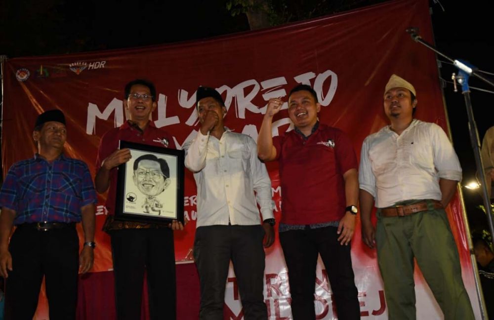 Ketua DPRD Kota Surabaya Adi Sutarwijono, Ketua Karang Taruna Surabaya Fuad Bernardi usai menonton drama kolosal 'Mulyorejo Membara'