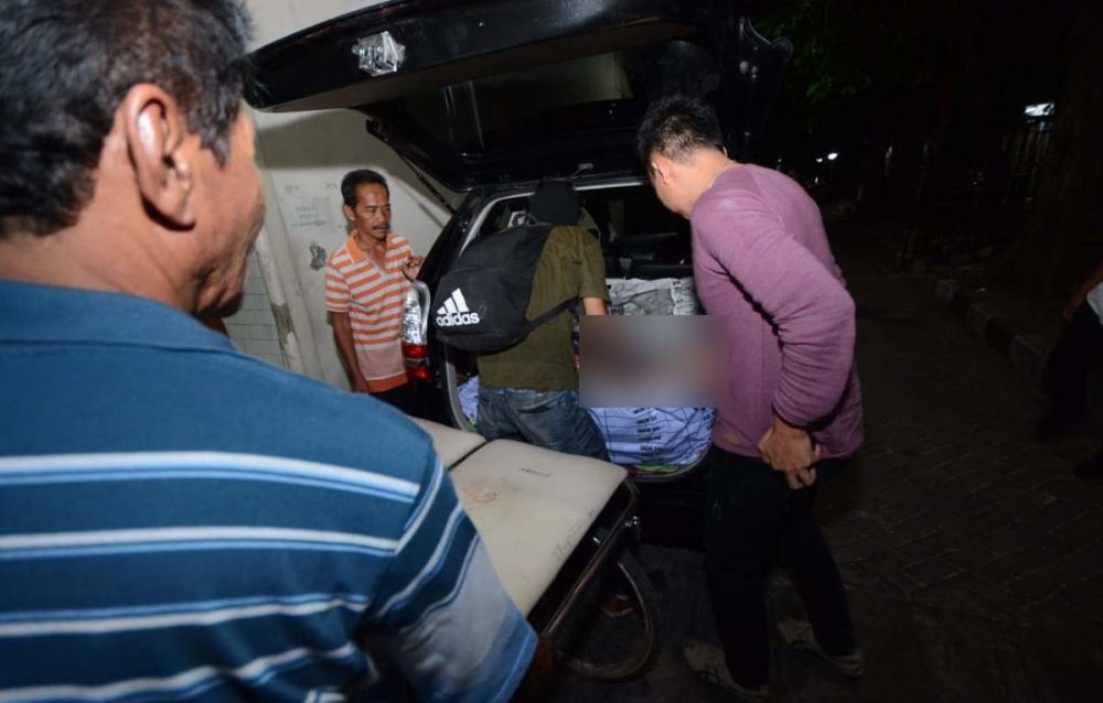 Petugas Kamar Mayat RSU dr Soetomo Surabaya mengevakuasi jasad dua orang sindikat narkoba yang ditembak mati Satresnarkoba Polrestabes Surabaya