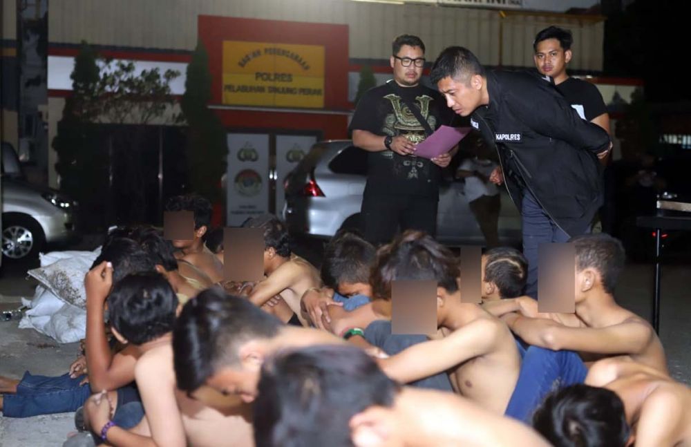 Kapolres Pelabuhan Tanjung Perak AKBP Antonius Agus Rahmanto dan Kasatreskrim AKP Dimas Ferry Anuraga menginterogasi para remaja dari dua geng yang diamankan