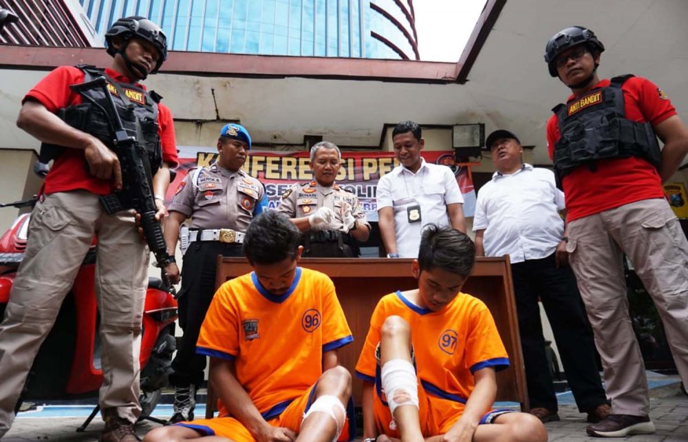 Dua bandit yang ditembak Tim Anti Bandit Unit Reskrim Polsek Sukolilo, Surabaya