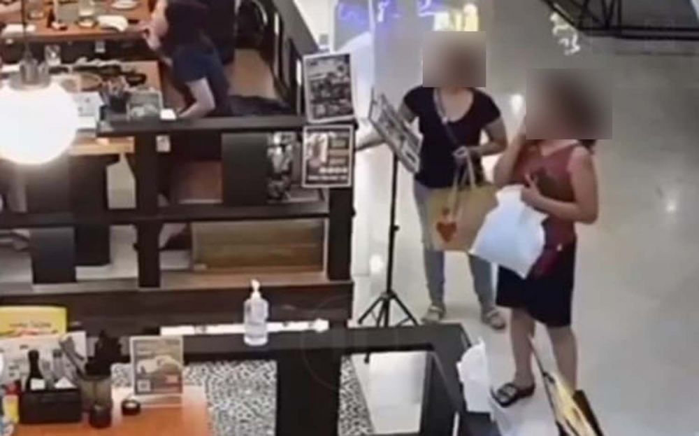 Dua wanita yang diduga mencuri tas di salah satu mal di Surabaya