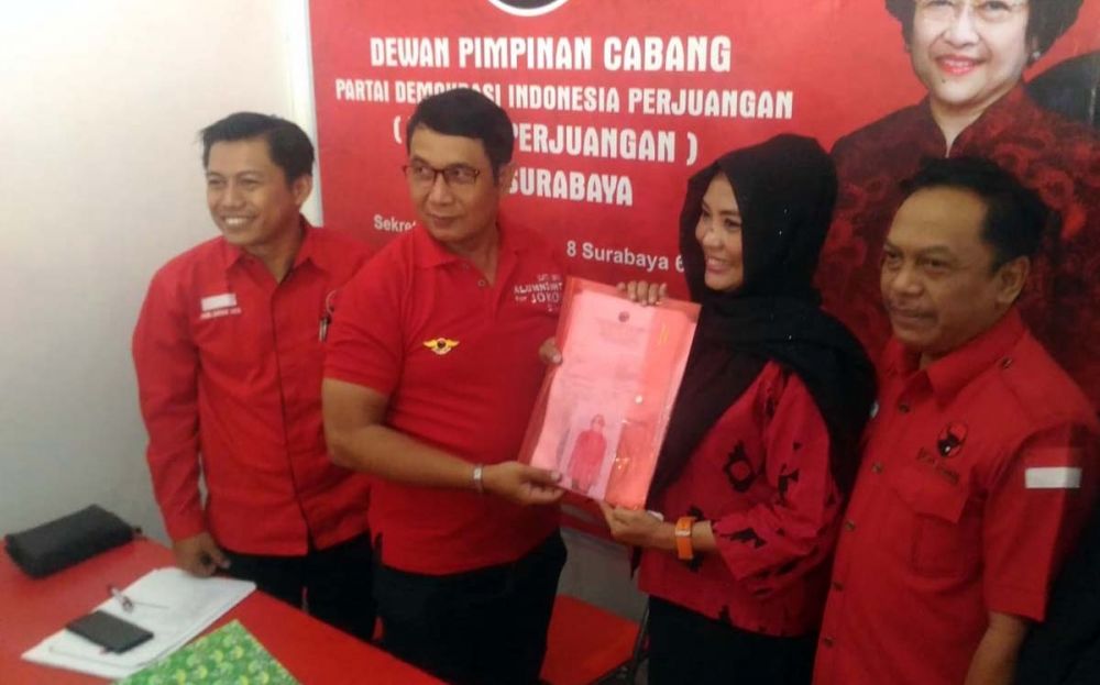 Dyah Katarina mengembalikan formulir pendaftaran bacawali ke Kantor PDI Perjuangan Surabaya