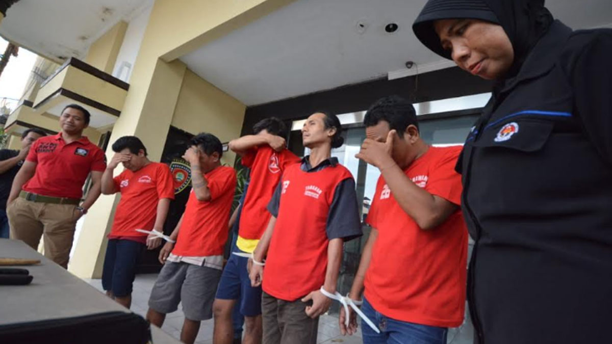5 Pelaku Pencurian Mobil L300 saat rilis di Mapolrestabes Surabaya/Arry Saputra