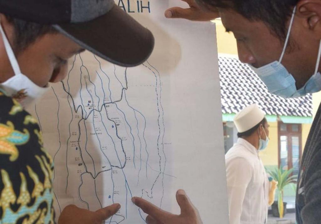 Peneliti Yayasan Sekolah Konang Indonesia saat melakukan penelitian di Desa Galih, Kecamatan Pasrepan, Kabupaten Pasuruan