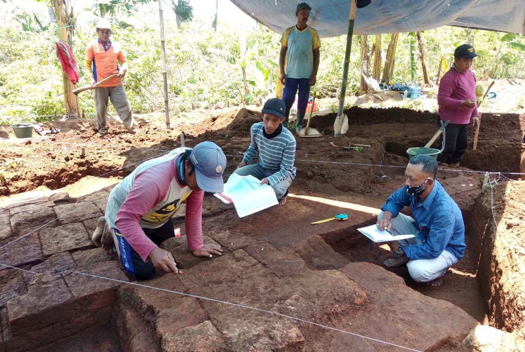 Ekskavasi penemuan batuan kuno di Desa Langlang, Malang