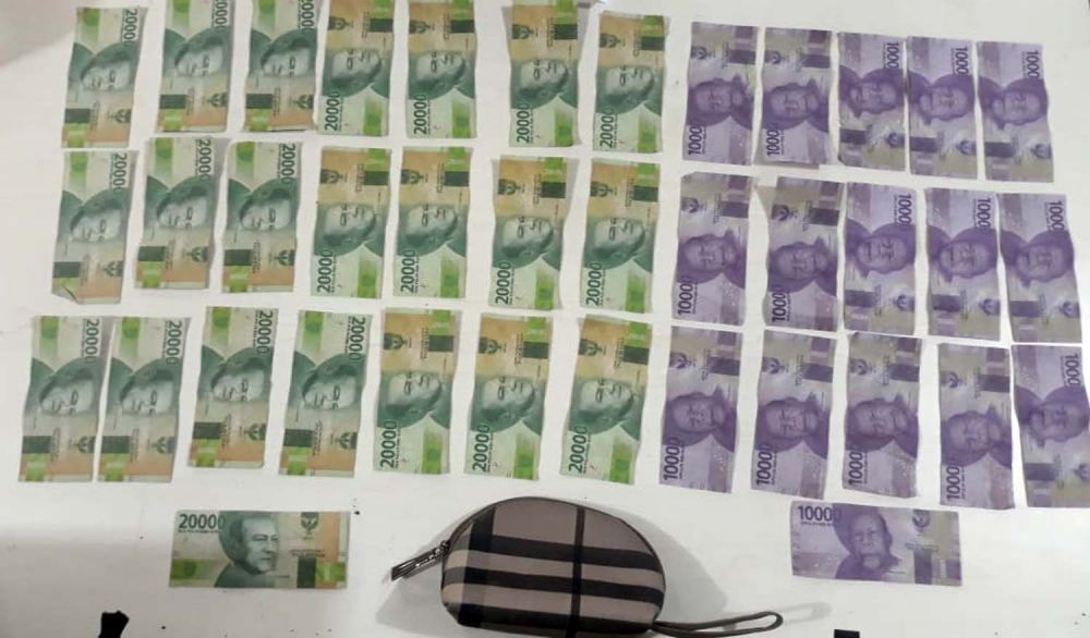 Barang bukti uang palsu yang disita Unit Reskrim Polsek Sawahan dari dua emak-emak