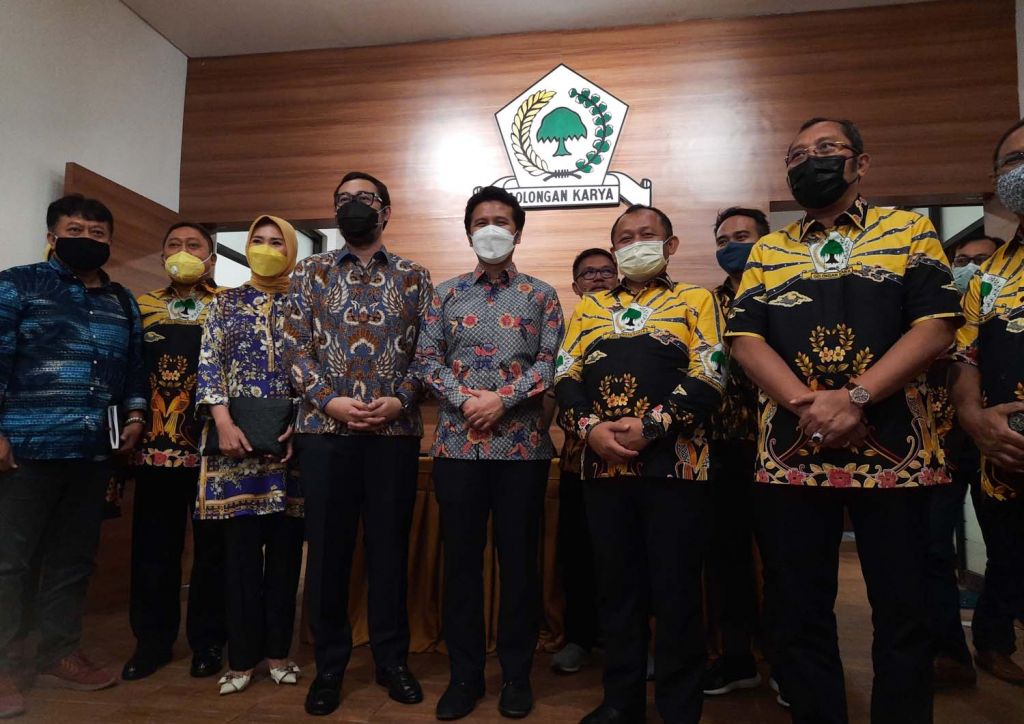 Emil Dardak dan pengurus Demokrat Jatim berfoto usai melakukan pertemuan tertutup bersama Sarmuji dan pengurus Golkar Jatim