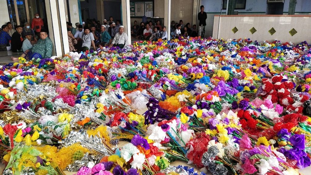 Tradisi Endhog-endhogan di Desa Sraten, Banyuwangi. (Foto: Rony Subhan/jatimnow.com)