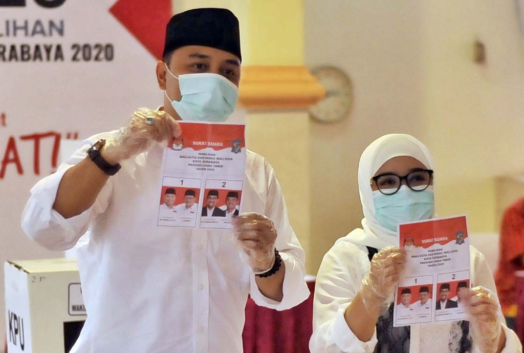 Eri Cahyadi bersama istrinya menggunakan hak pilihnya di TPS 25 Ketintang Selatan, Surabaya