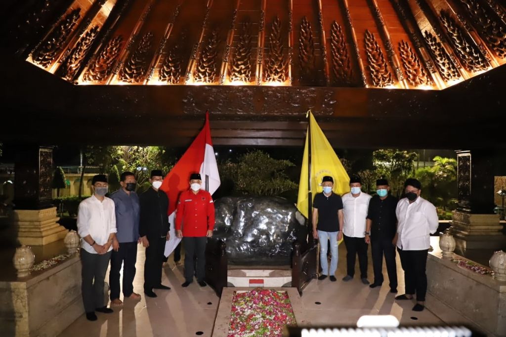 Adi Sutarwijono dan Eri Cahyadi berfoto bersama dengan beberapa orang saat berziarah di Kota Blitar pada Sabtu (5/6/2021)