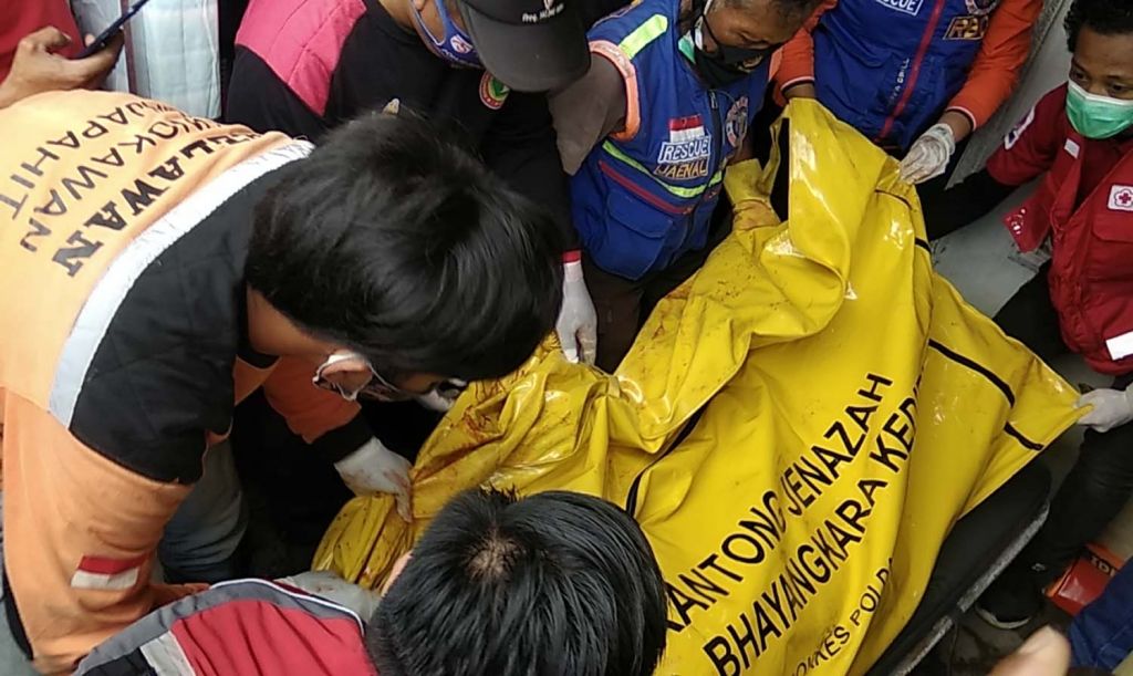 Evakuasi jasad terapis di Mojokerto korban pembunuhan