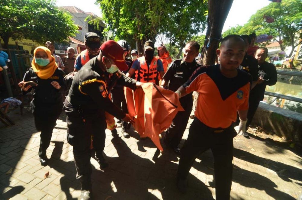 Petugas membawa mayat bayi ke Kamar Mayat RSU dr Soetomo Surabaya